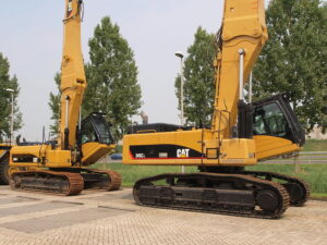 800px-Caterpillar_345CL_-26_330DL.JPG