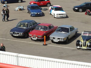 800px-Classic_BMWs_-283183937106-29.jpg