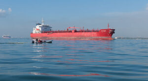 File:Oil tanker crossing the bridge over Lake Maracaibo.jpg