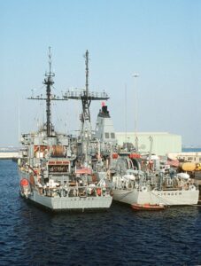 File:USS Leader (MSO-490) and USS Avenger (MCM-1) c1991.jpeg