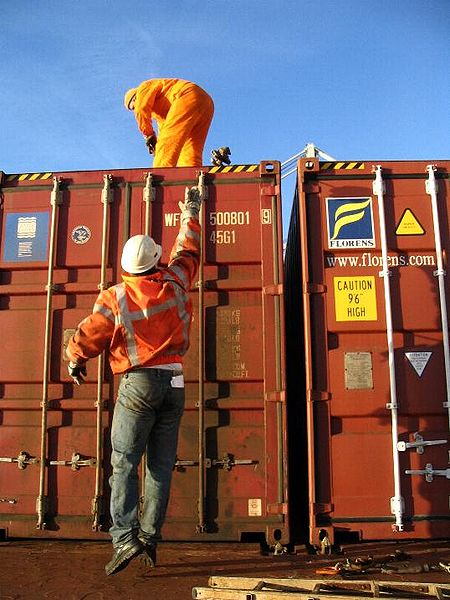 450px-docker_throwing_a_twistlock_on_a_container