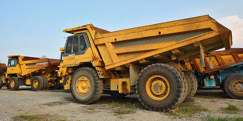 800px-komatsu_hd325_002